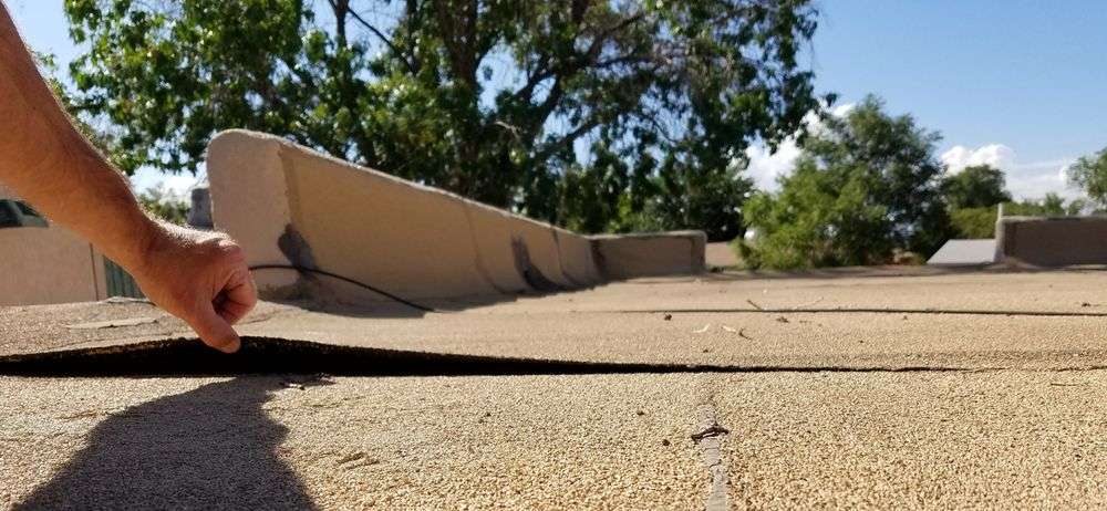 Losliggend dakleer op plat dak in Steenwijk
